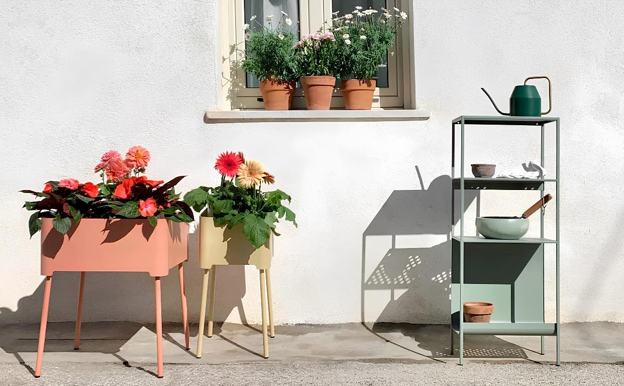 Preparare il terrazzo per l'Estate: 5 consigli per scegliere le fioriere da balcone perfette