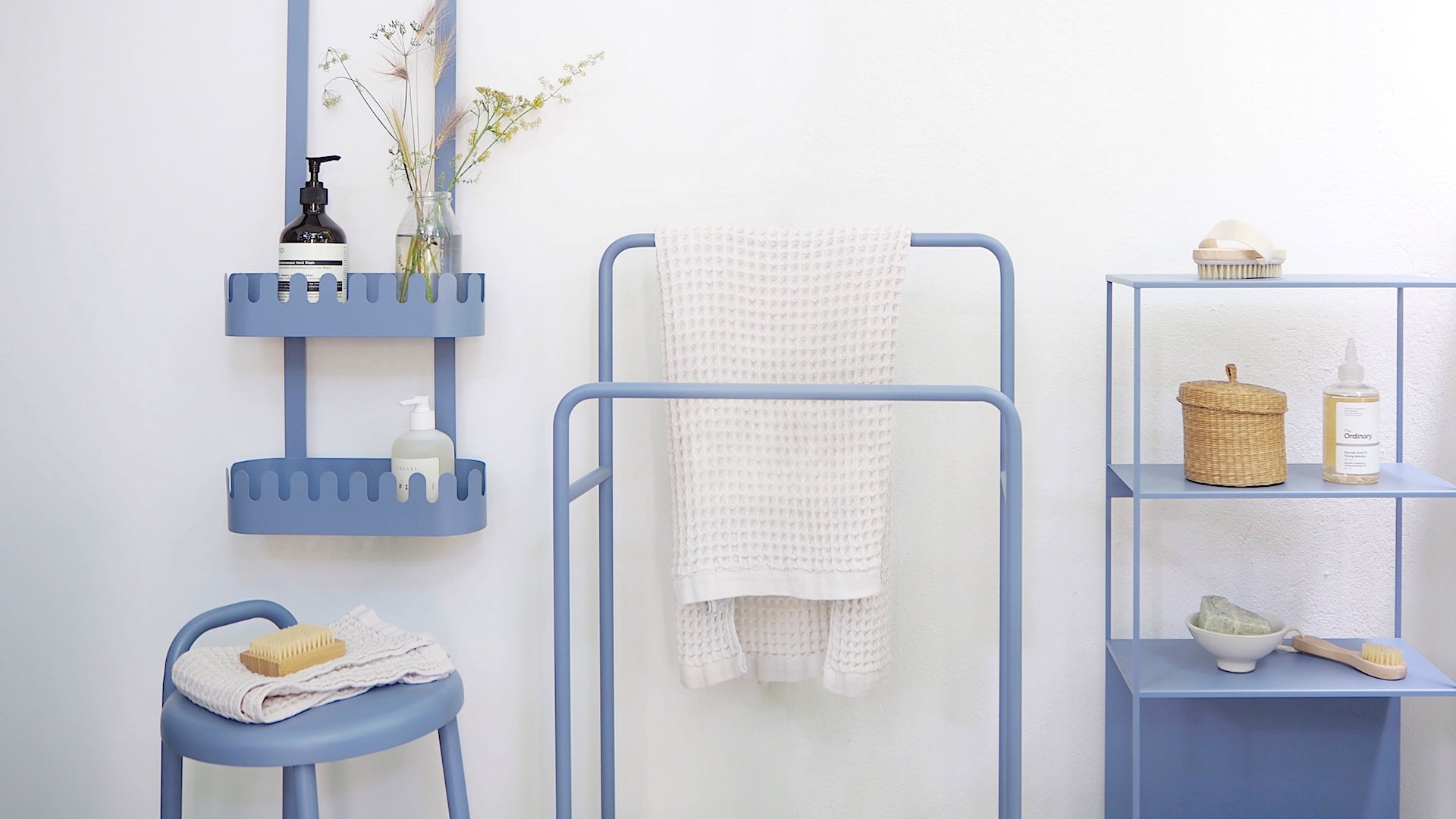 Se il bagno è troppo piccolo, arredalo così