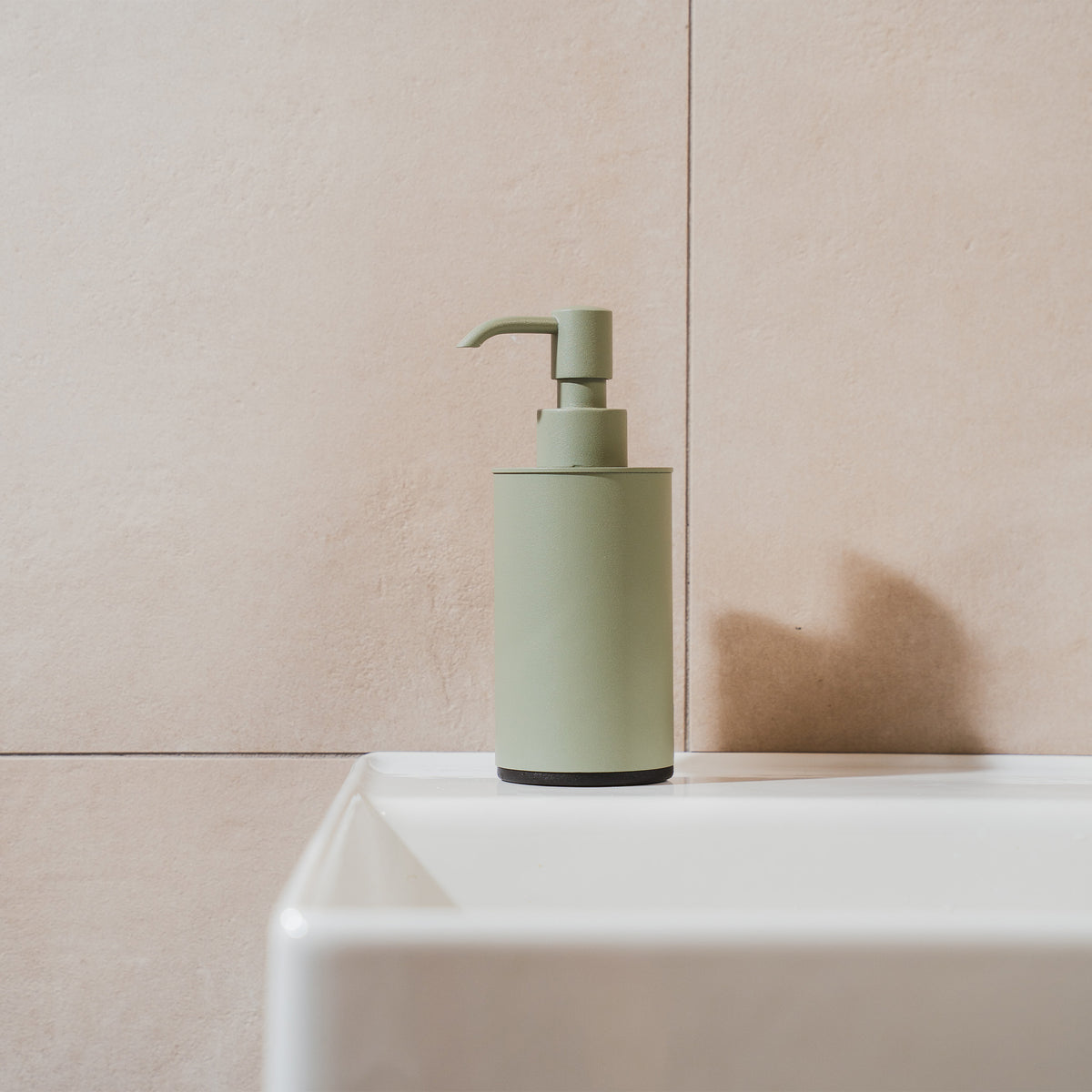 Bathroom kit with tray - Riva tray · Clelia dispenser · Divo glass