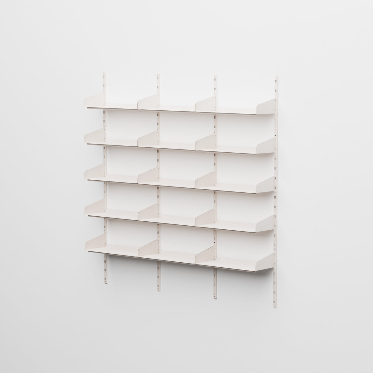 Linnea - Sistema modular de pared 15 estantes de 60 cm, tramo triple - Blanco concha (RAL9001)