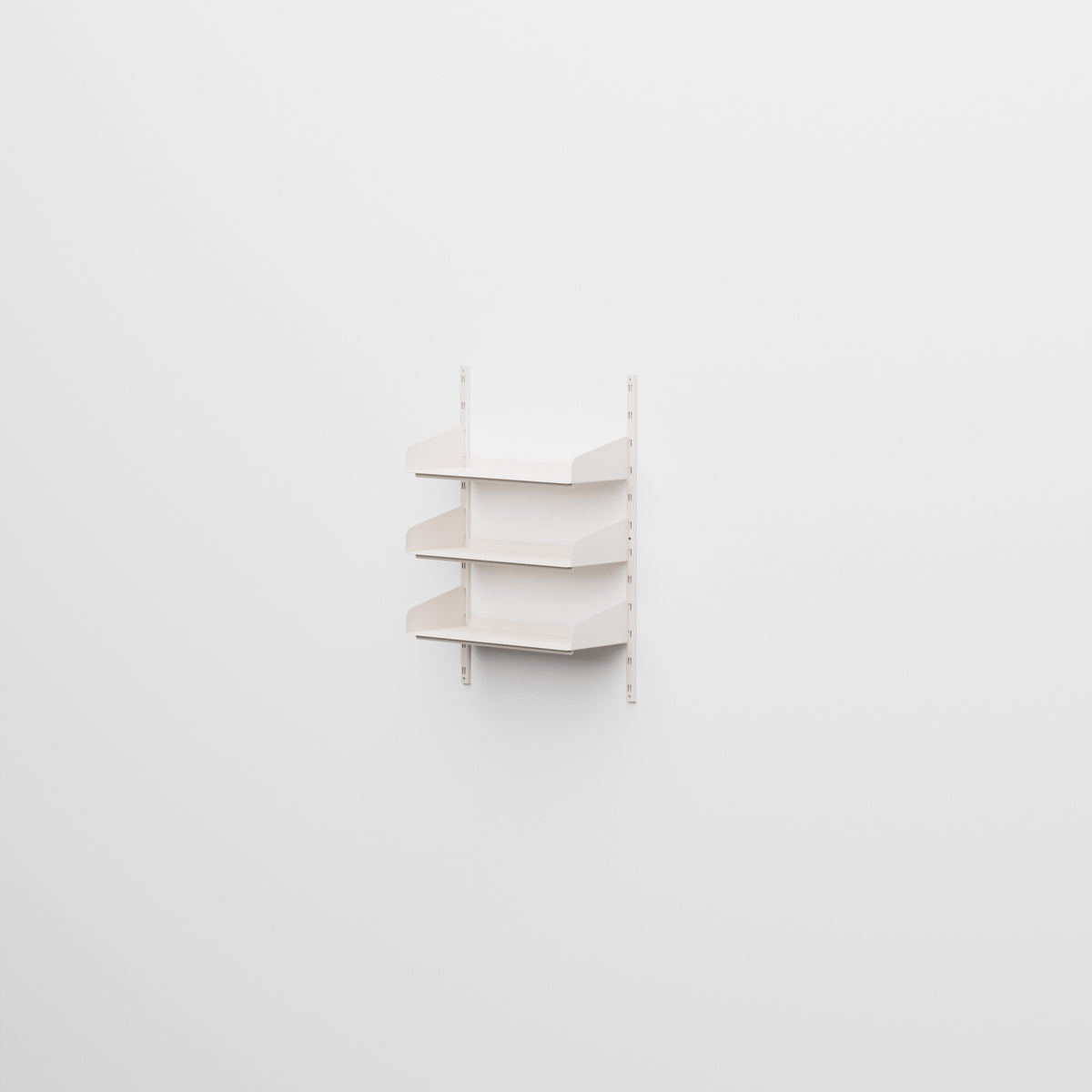 Linnea - Sistema modular de pared con 3 estantes de 60 cm, tramo único - Blanco Concha (RAL9001)