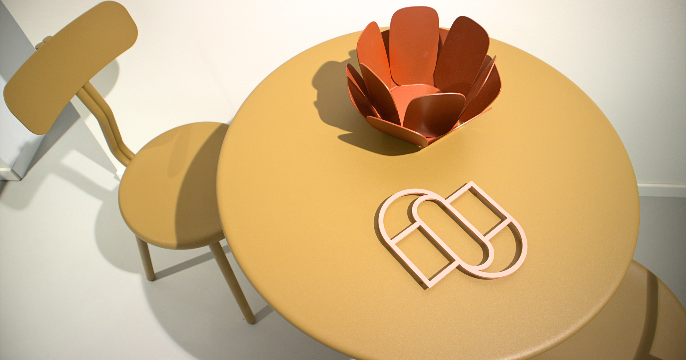 Mobili di metallo: perchè sceglierli, come curarli (e una selezione colorata)