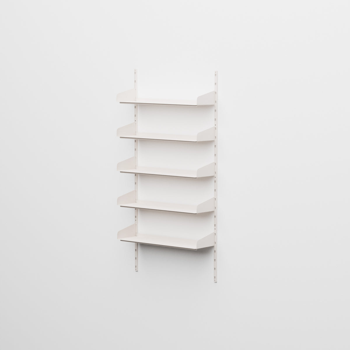 Linnea - Sistema modular de pared con 5 estantes de 90 cm, tramo único - Blanco concha (RAL9001)